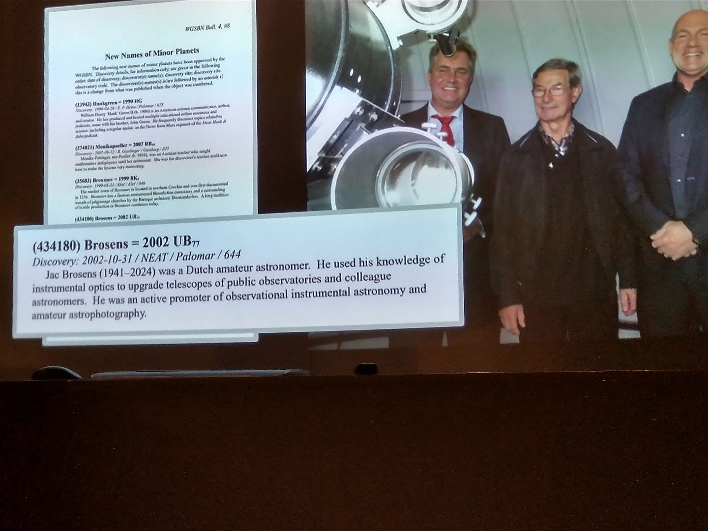 Tijdloos draait Jac's naam boven ons rond.