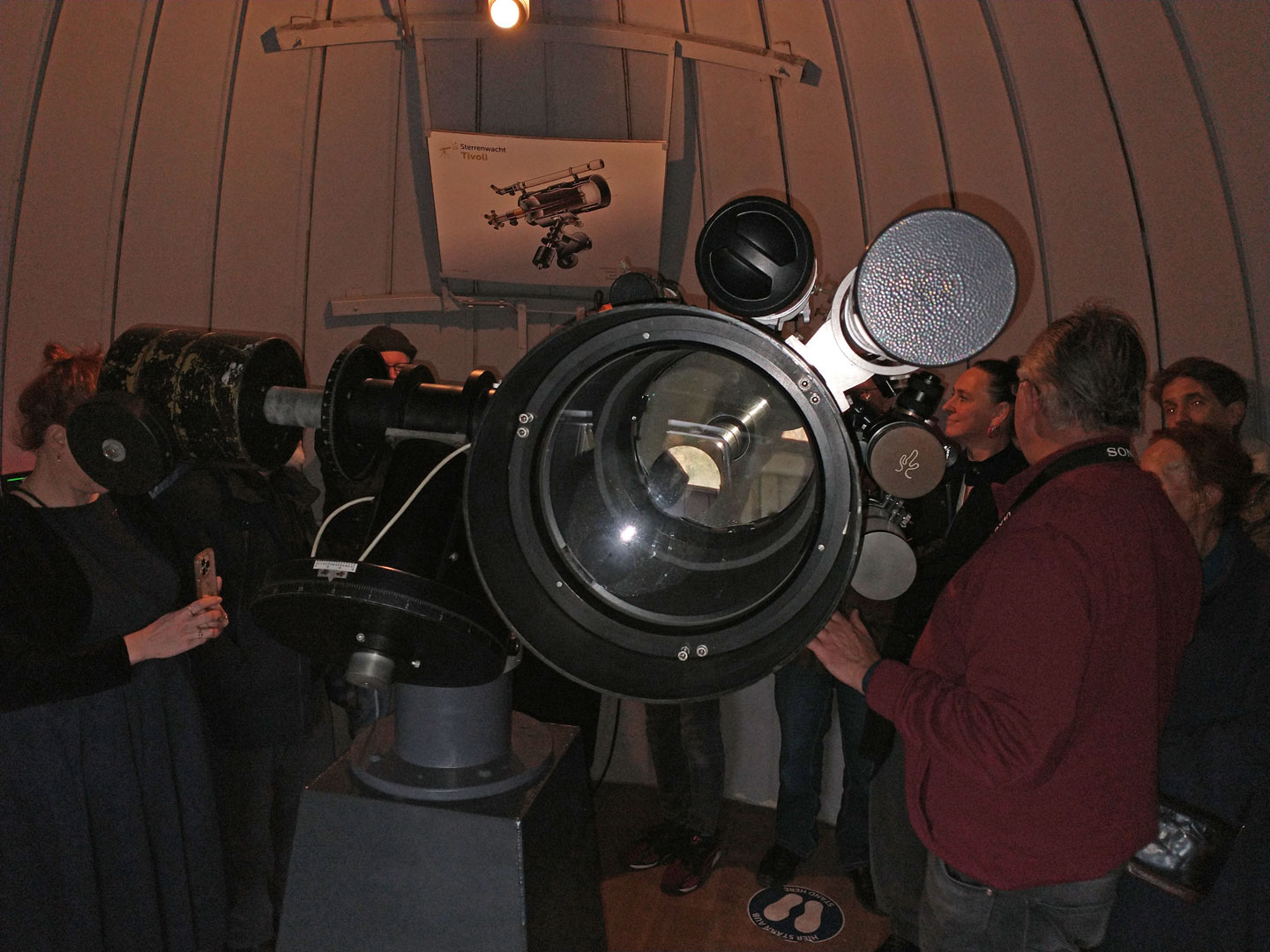 Ook boven in de observeringskoepel kreeg de familie een hele uitleg.