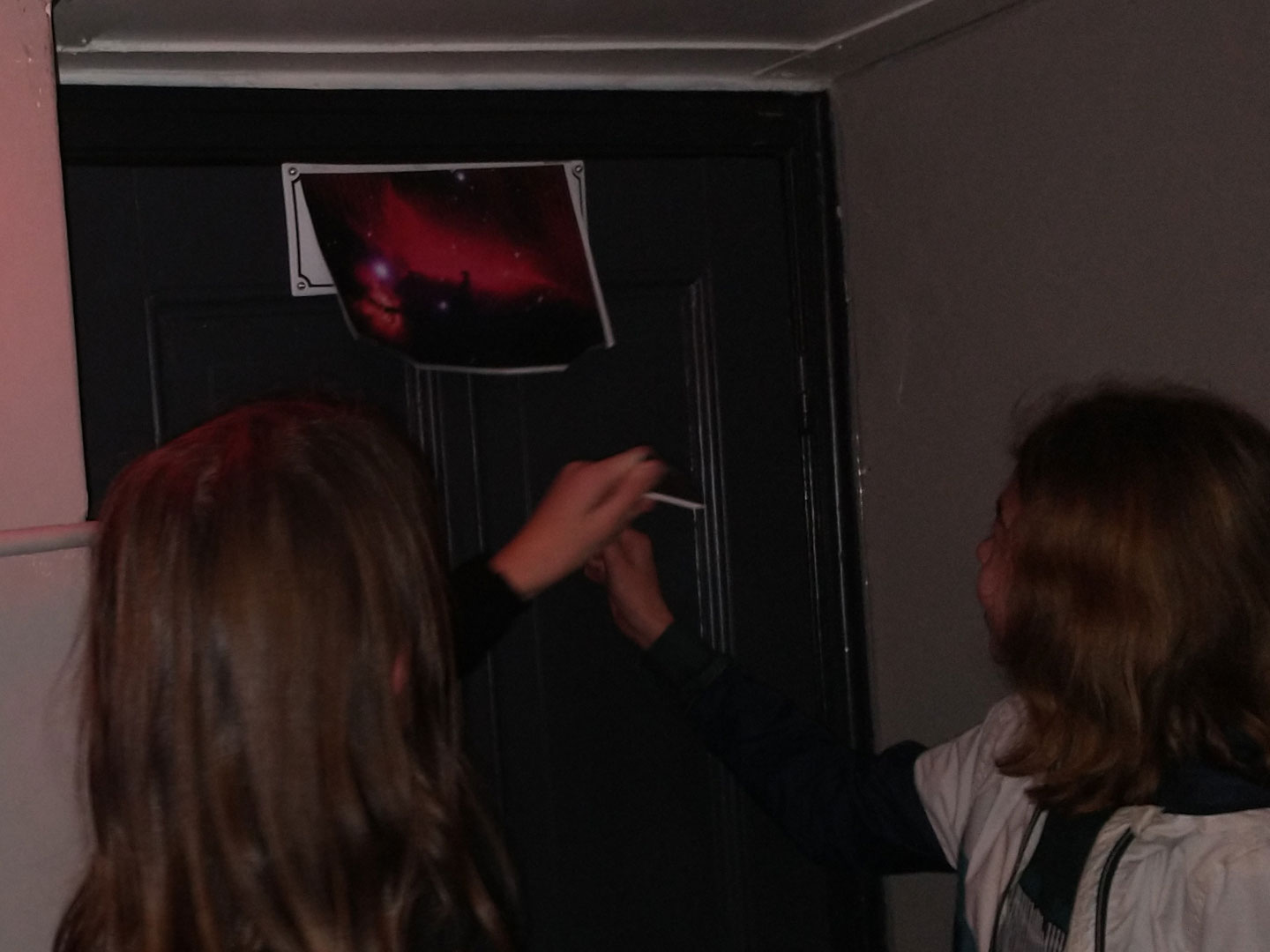 De onthulling van de naamplaat.